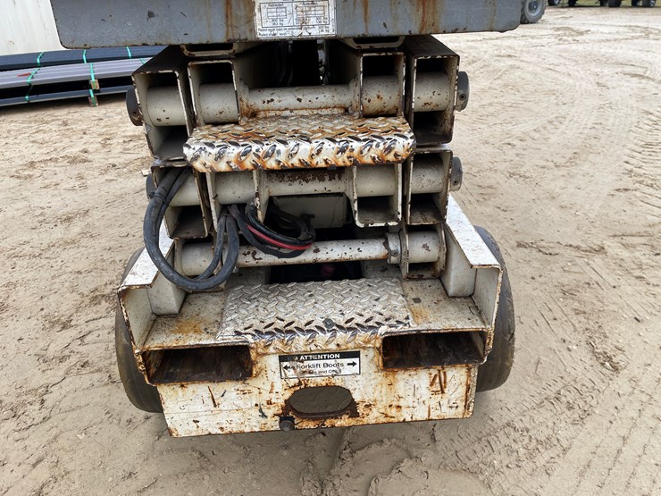 #301-•-terex-scissor-lift-image-25