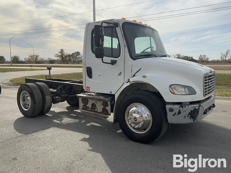 freightliner-m2-106-image-3