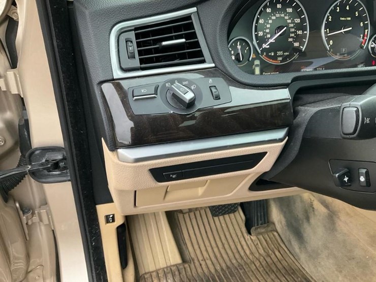 #2053-•-2010-bmw-550gt-car*-image-50