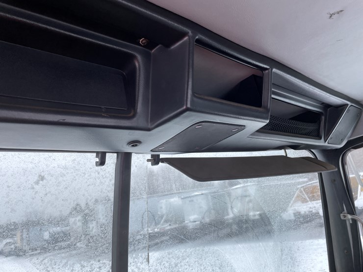 #1161-•-1996-volvo-truck-tractor-(has-mn-title)-image-29