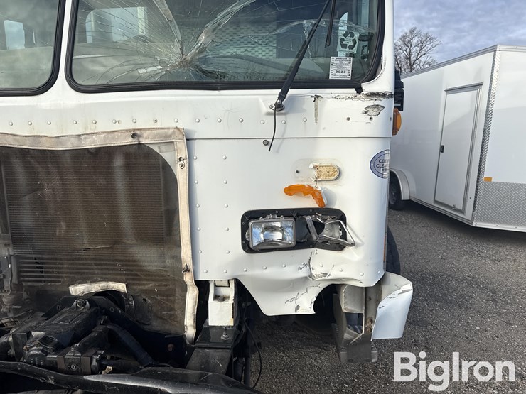 2015-peterbilt-320-image-12