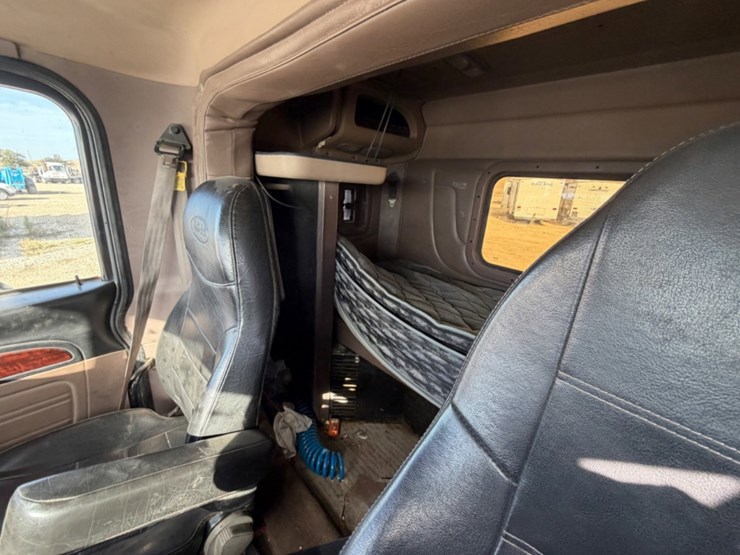 2016-peterbilt-389-image-10