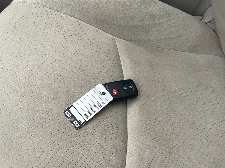 #1155-•-2013-toyota-prius-hybrid-(has-mn-title-in-delay)-image-30