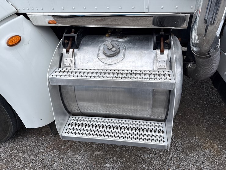 2008-peterbilt-386-image-18