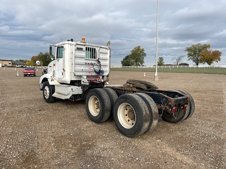 #1107-•-1994-international-truck-tractor-(has-mn-title)-image-3