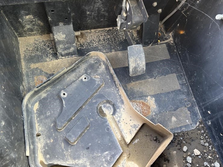 2012-jcb-225-image-25