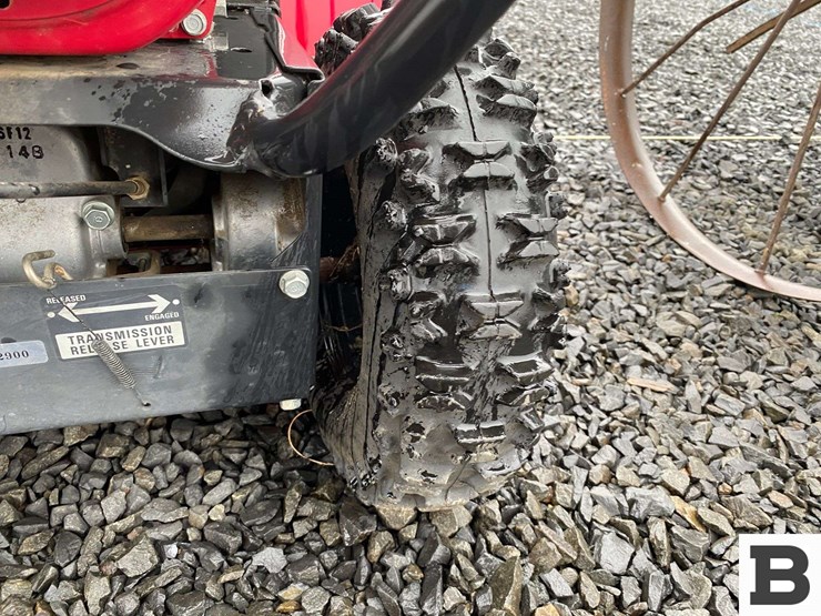 honda-hs724-walk-behind-snowblower-image-16