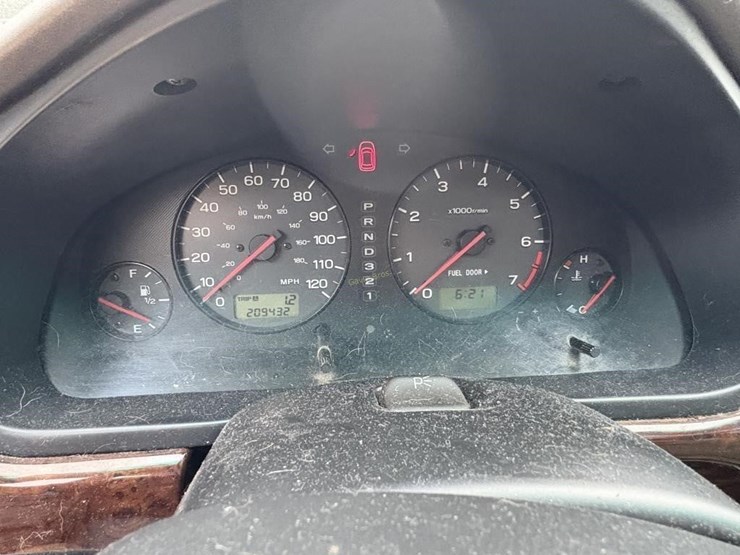 2001-subaru-outback-limited-car-image-11