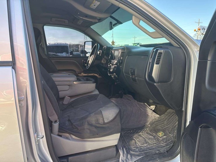 2017-chevrolet-1500-image-19