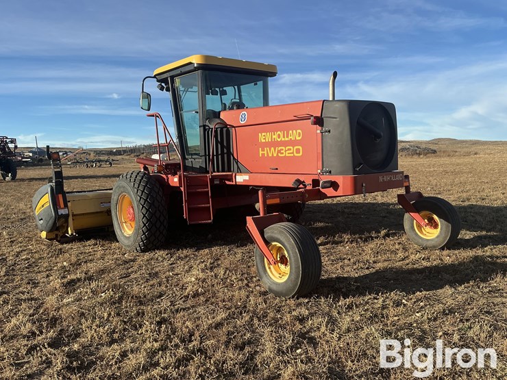 new-holland-320-image-7