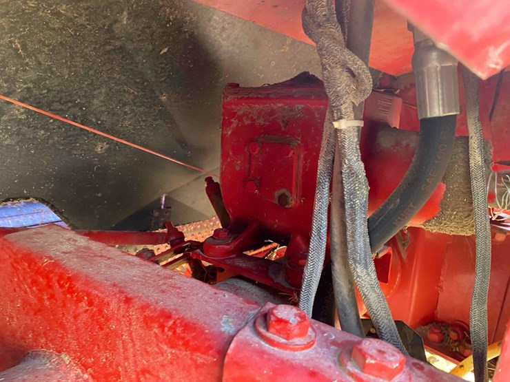 new-holland-644-image-35