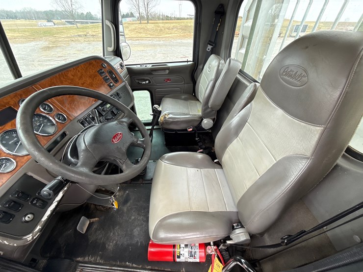 2008-peterbilt-386-image-21