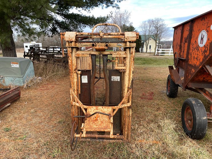 #207-•-for-most-cattle-chute-with-head-gate-(boyceville,-wi)-image-2