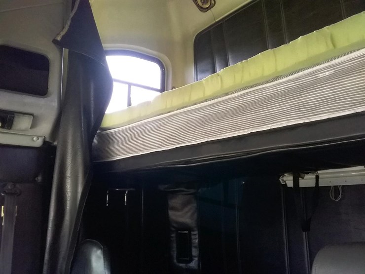 1996-freightliner-fld120-image-39