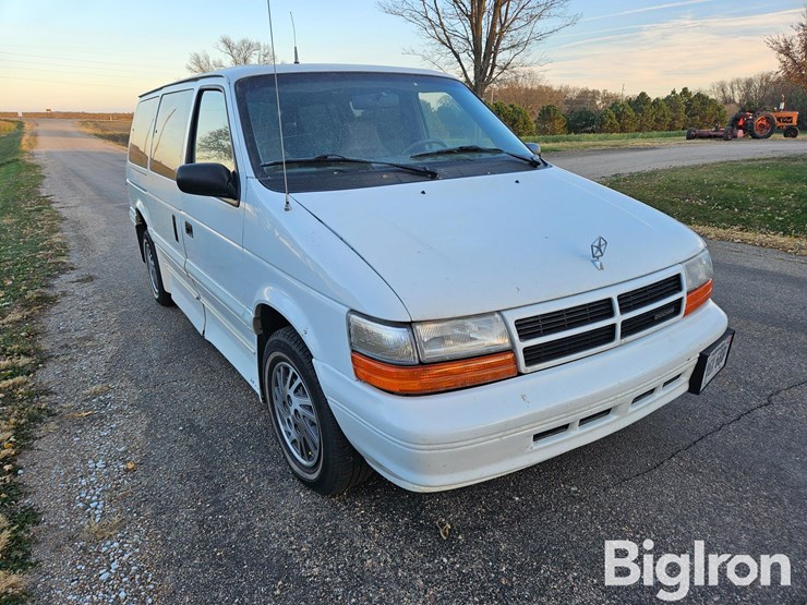1994-dodge-grand-caravan-image-3