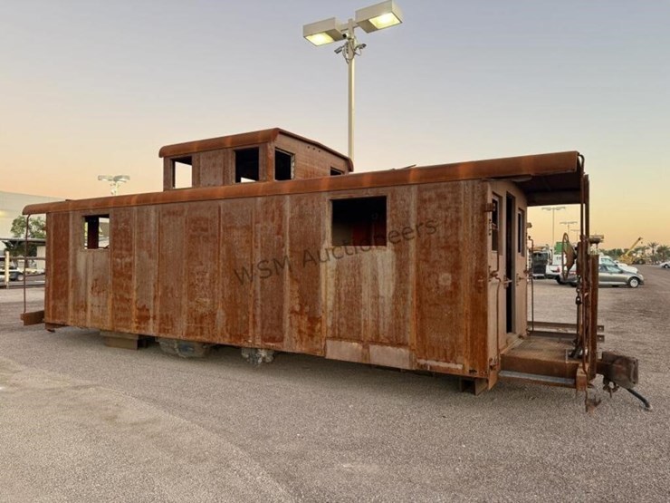 caboose-rail-car-w/-trucks-&-rail-section-image-4