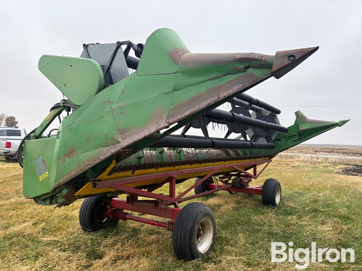 john-deere-220-image-12