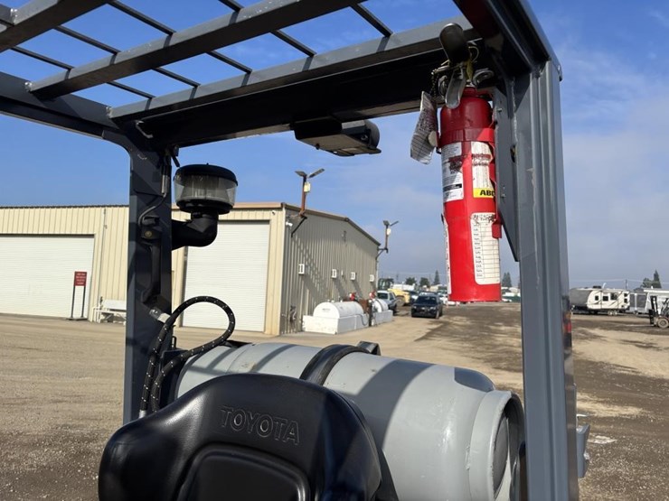 2020-toyota-8fg35u-image-28