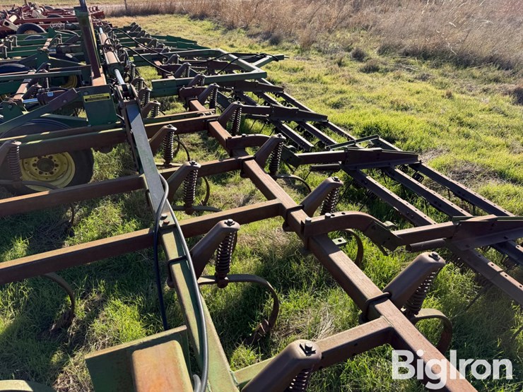 john-deere-32-image-15