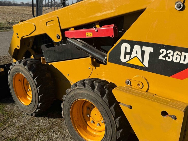 caterpillar-236d-image-14