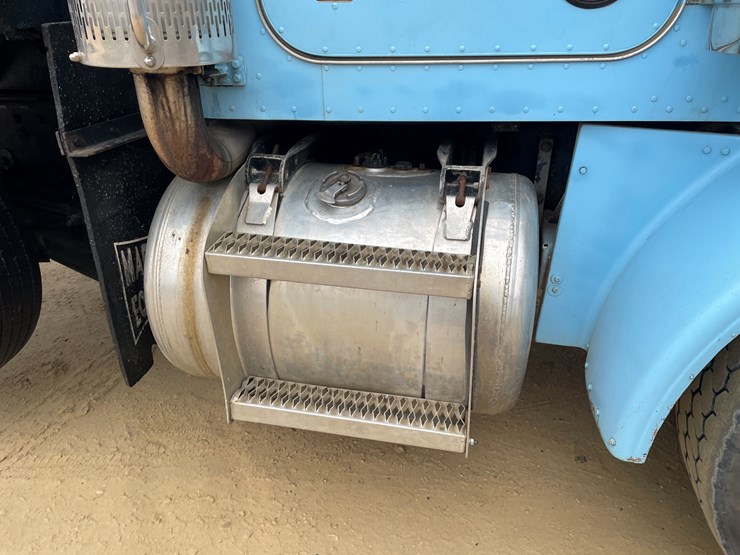 peterbilt-357-image-16