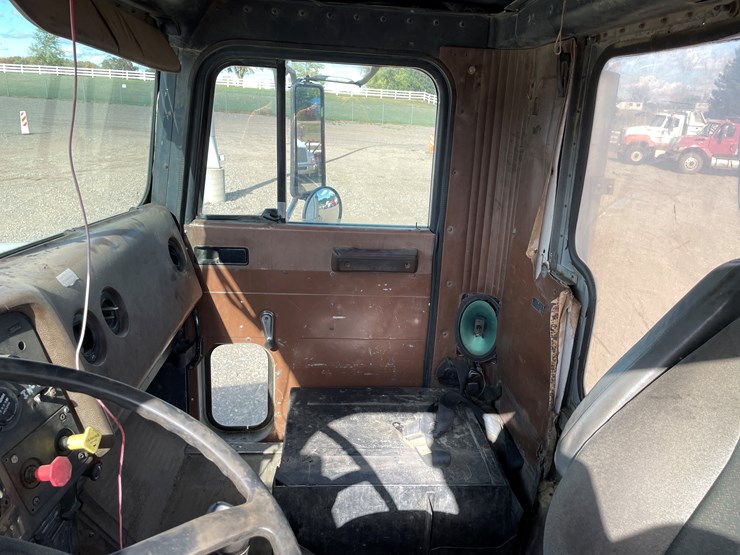 #1104-•-1989-international-truck-tractor-**should-be-trailered**-(has-mn-title)-image-32