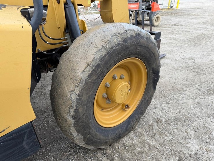 caterpillar-th350b-image-16