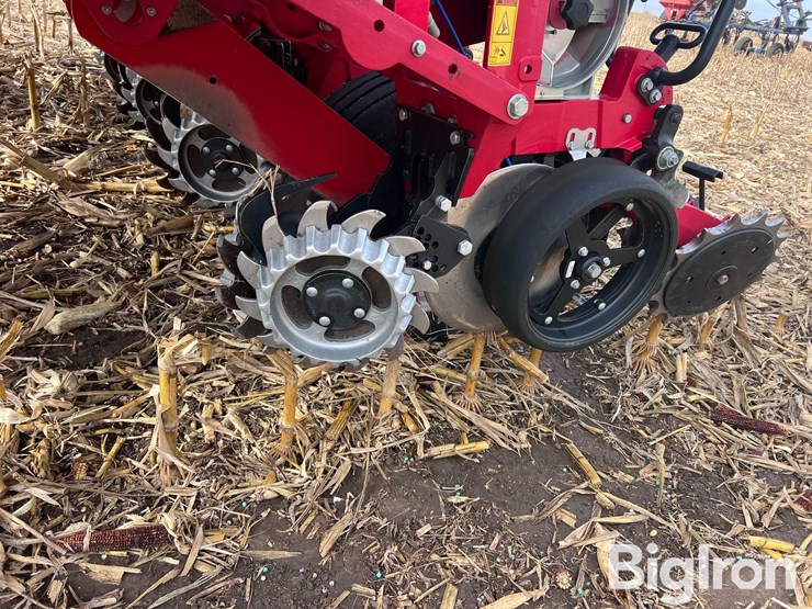 2018-white-9200-12r30”-front-fold-planter-image-11