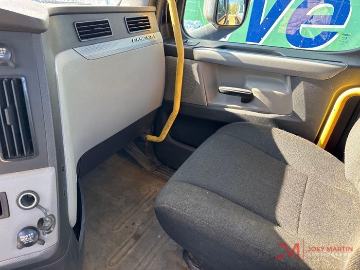 2084-freightliner-cascadiaday-cab-truck-tractor-image-24