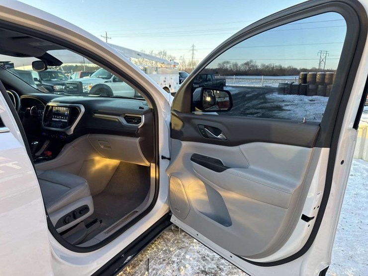 2017-gmc-acadia-slt-image-19
