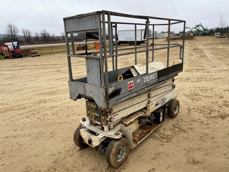 #301-•-terex-scissor-lift-image-1