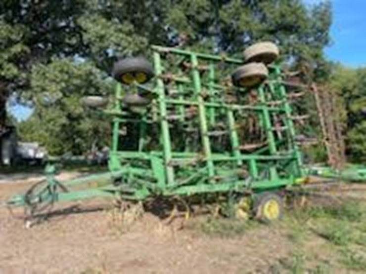 john-deere-2210-image-1