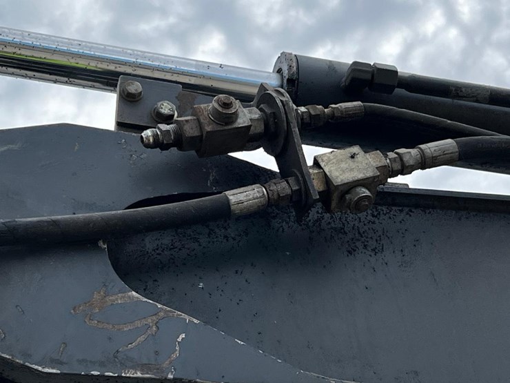 2010-john-deere-60d-image-10