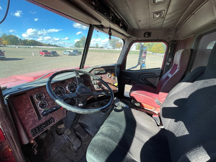 #1110-•-2002-international-5500i-6x4-dump-truck-(has-mn-title)-image-34