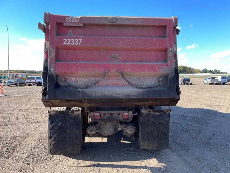 #1110-•-2002-international-5500i-6x4-dump-truck-(has-mn-title)-image-4