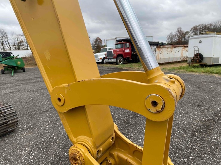 caterpillar-307.5-image-11