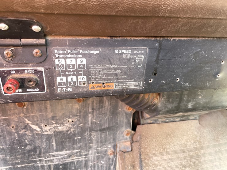 #1104-•-1989-international-truck-tractor-**should-be-trailered**-(has-mn-title)-image-31