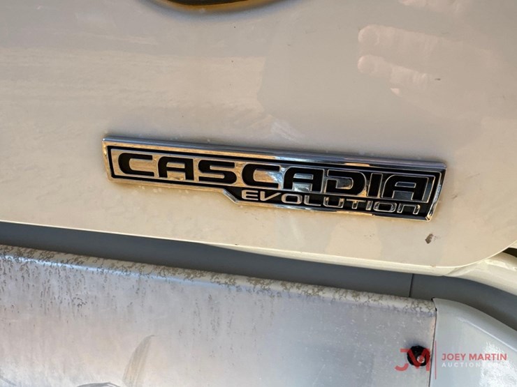 2014-freightliner-cascadia-evolution-day-cab-truck-tractor-image-17