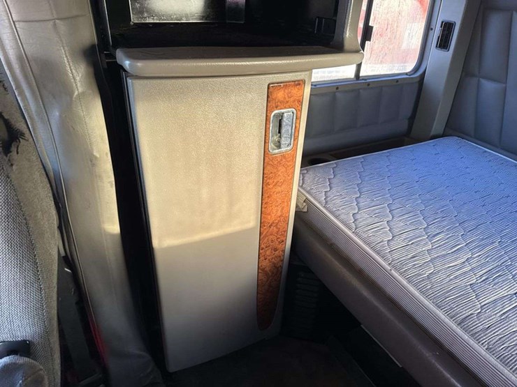 2001-peterbilt-379-image-33