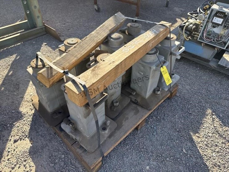 pallet-of-hydraulic-jacks-image-1