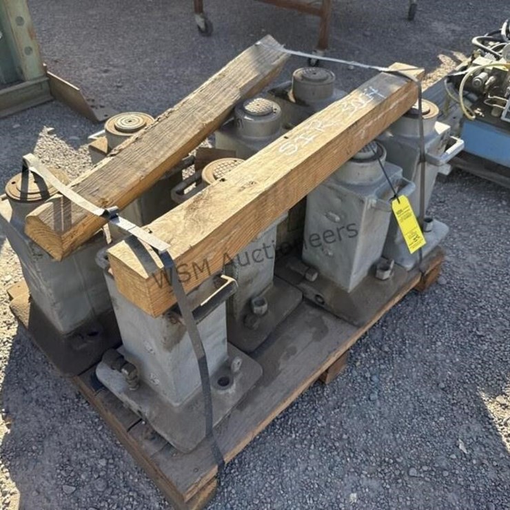 PALLET OF HYDRAULIC JACKS