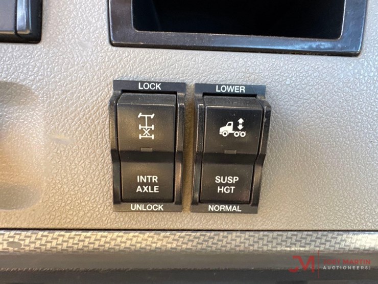 2084-freightliner-cascadiaday-cab-truck-tractor-image-27