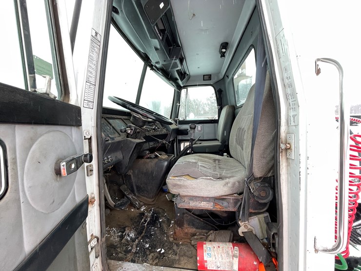 #1161-•-1996-volvo-truck-tractor-(has-mn-title)-image-21