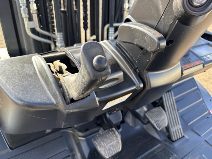 2020-toyota-8fg35u-image-21