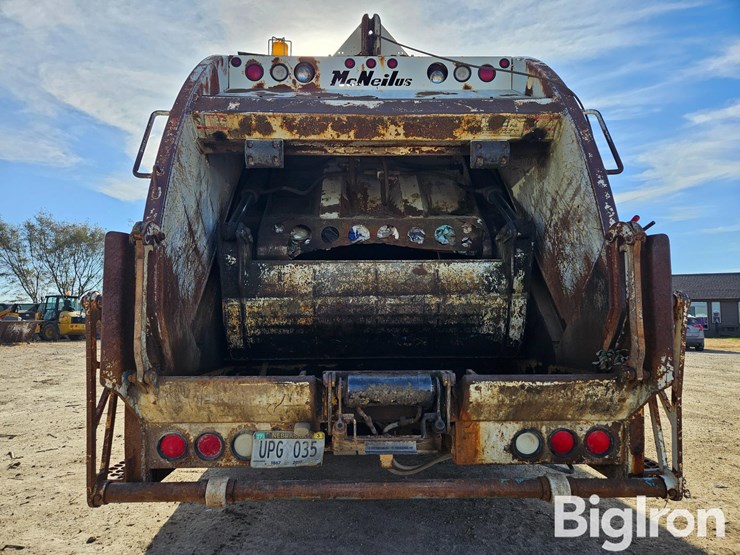 international-4900-image-6