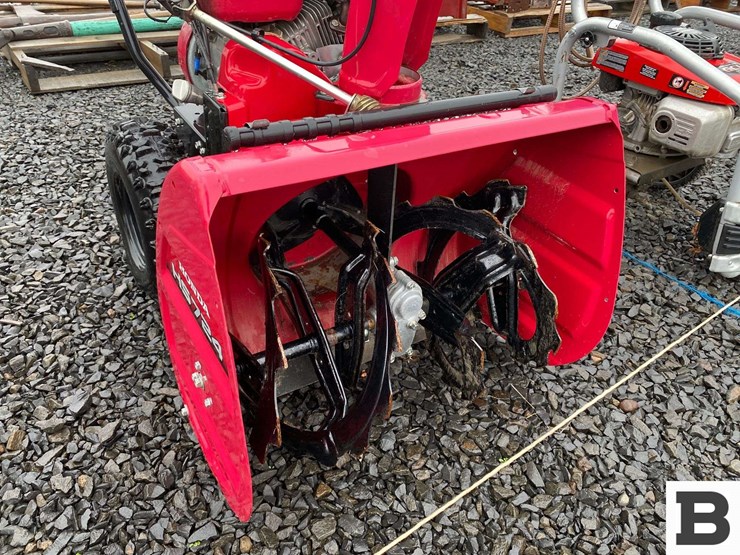 honda-hs724-walk-behind-snowblower-image-6