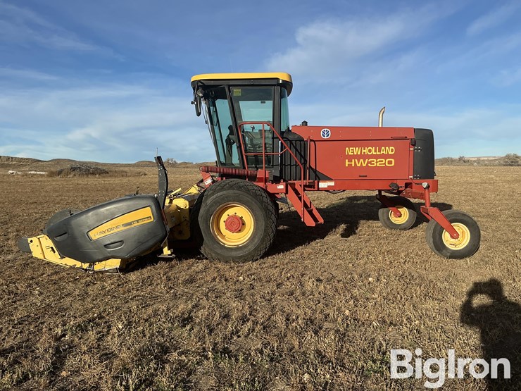 new-holland-320-image-8