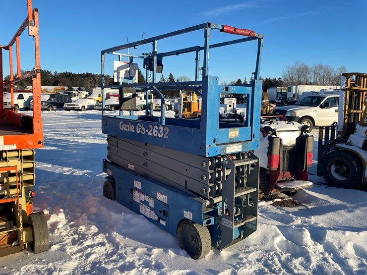 #1004-•-genie-gs2632-scissor-lift-image-2