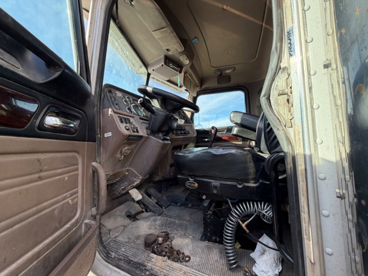 2016-peterbilt-389-image-8