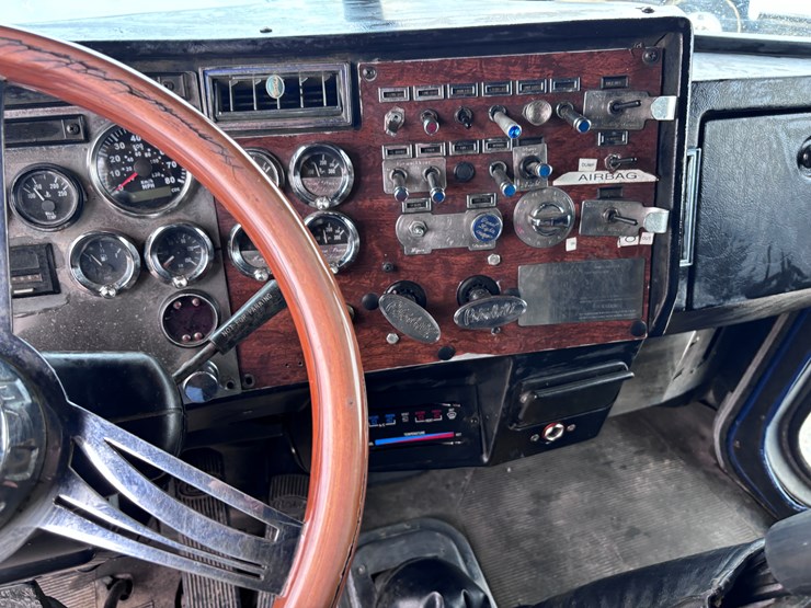 1990-peterbilt-379-image-12